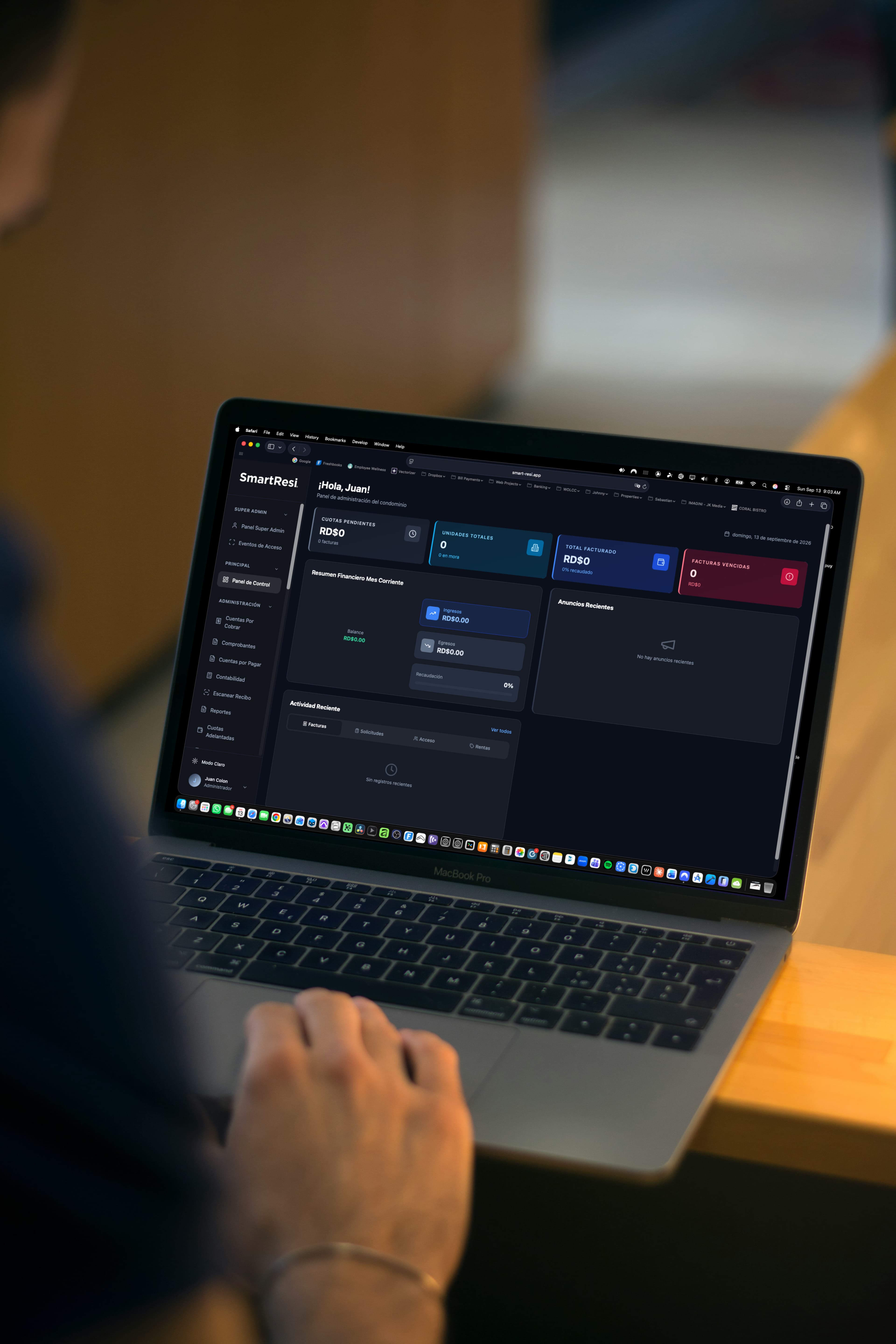 Portátil MacBook Pro con el panel de administración SmartResi abierto en una interfaz oscura.
